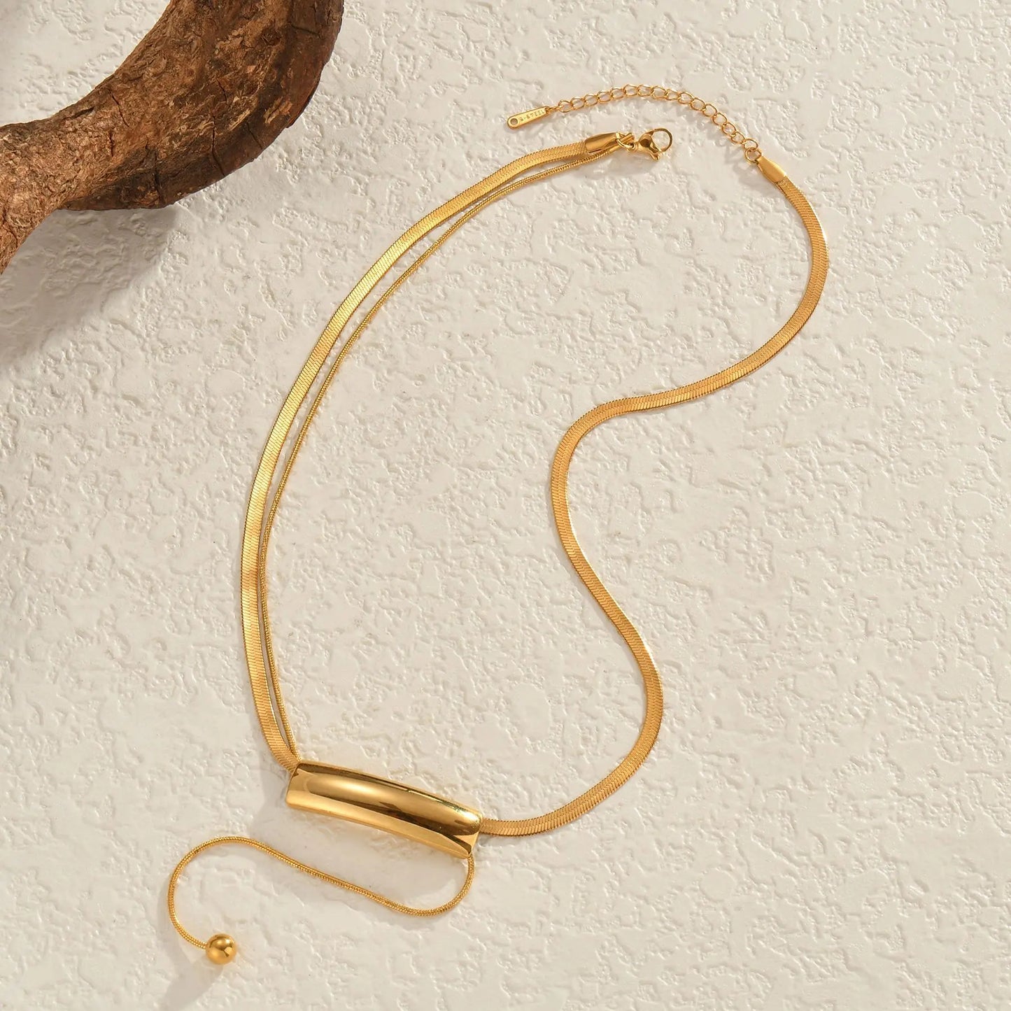 Minimalist Curved Bar Gold Necklace - Modern Design