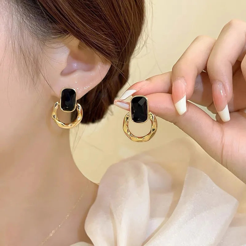 Retro Black Gem Square Stud Earrings - Vintage Resin Design