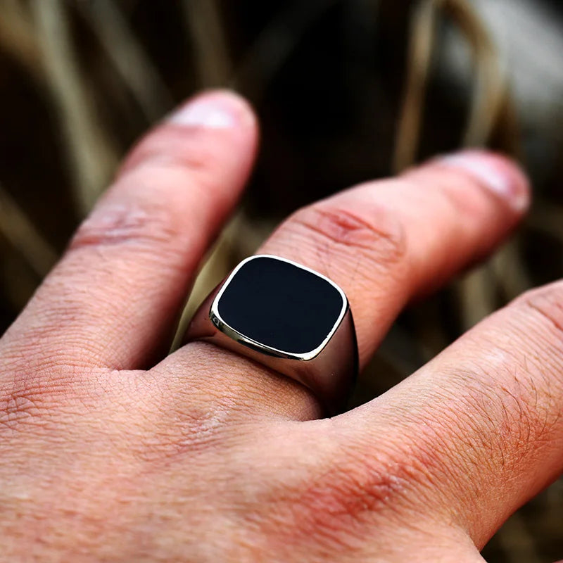 Retro Black Ring - Classic Geometric Design