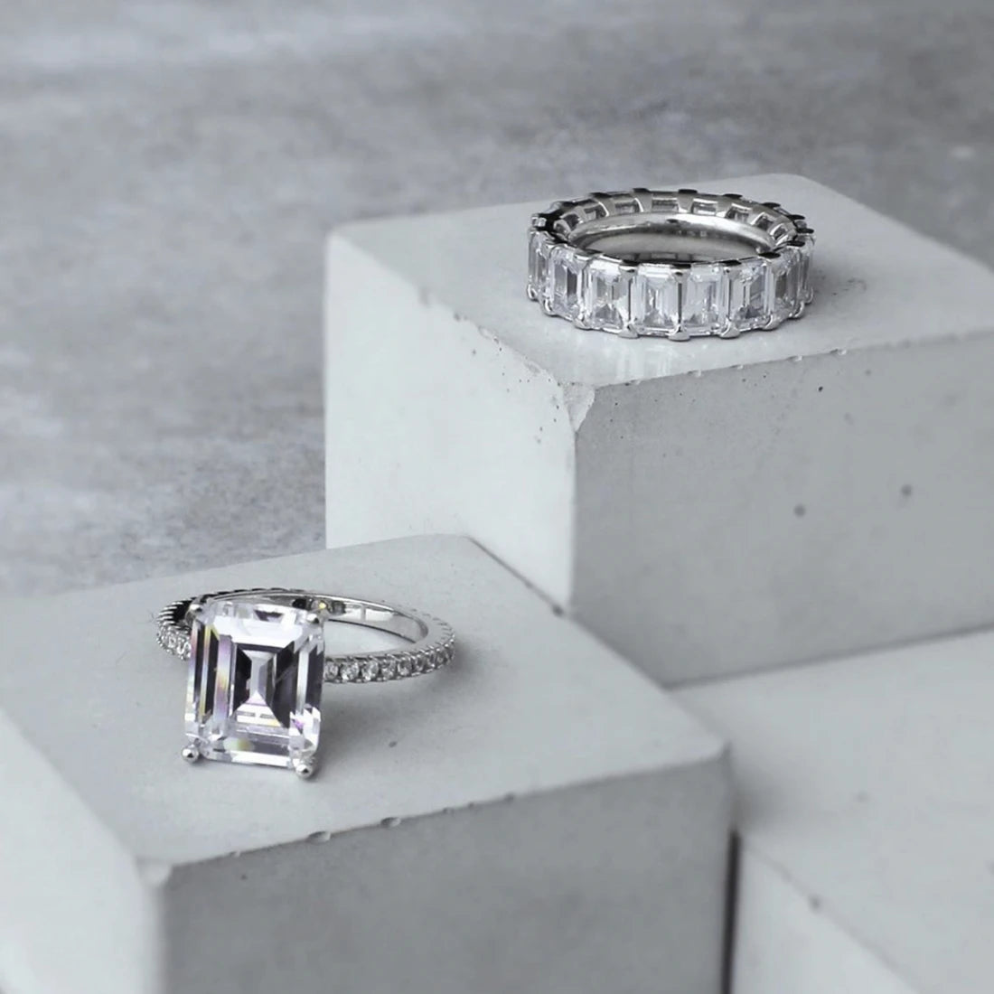 Round Cut Engagement Ring - 925 Sterling Silver with Zircon