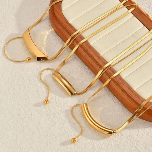 Minimalist Curved Bar Gold Necklace - Modern Design