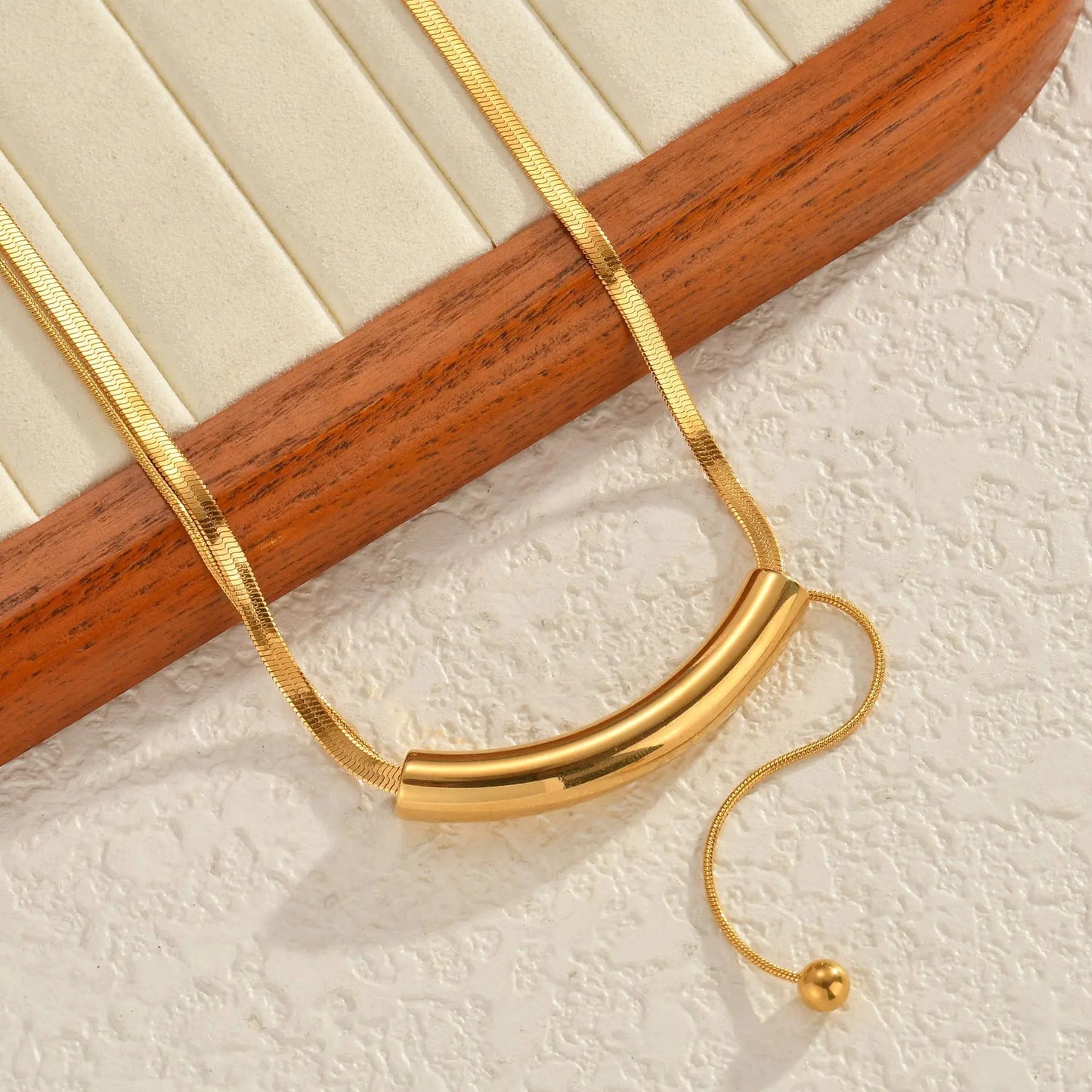 Minimalist Curved Bar Gold Necklace - Modern Design