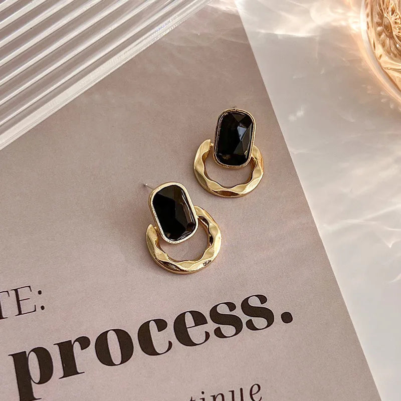 Retro Black Gem Square Stud Earrings - Vintage Resin Design