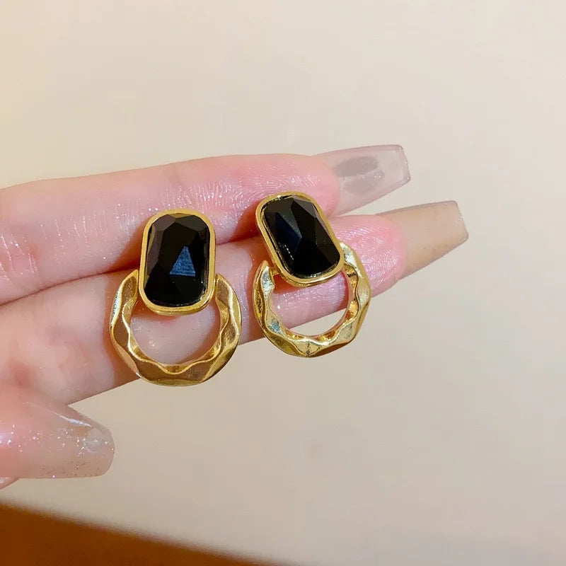 Retro Black Gem Square Stud Earrings - Vintage Resin Design